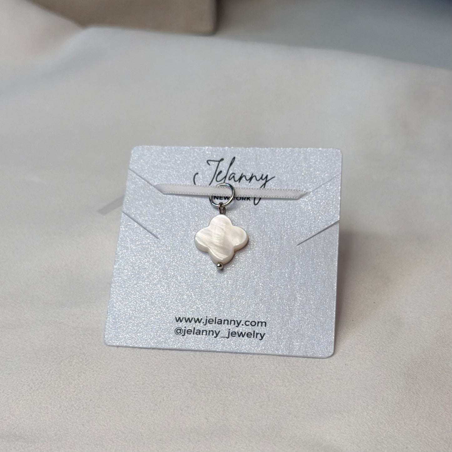 Mother-of-pearl clover charm 1 pc