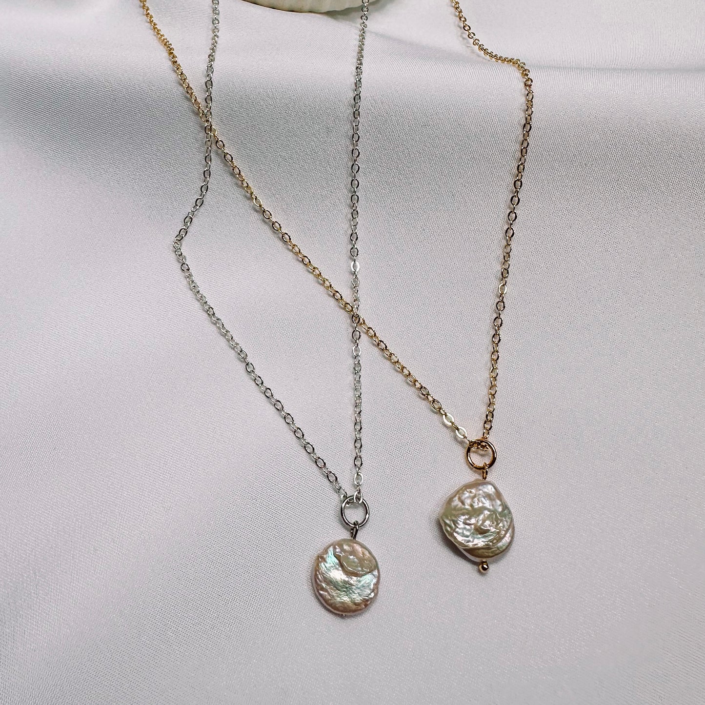 Chain necklace with baroque coin pearl pendant