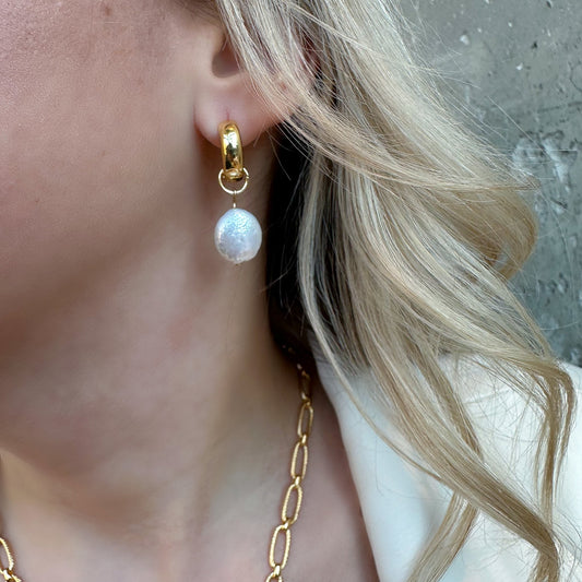 Accent pearl earrings (gold color)