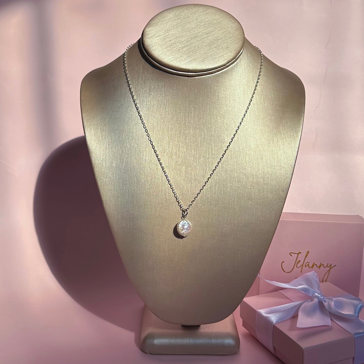 Chain necklace with baroque coin pearl pendant