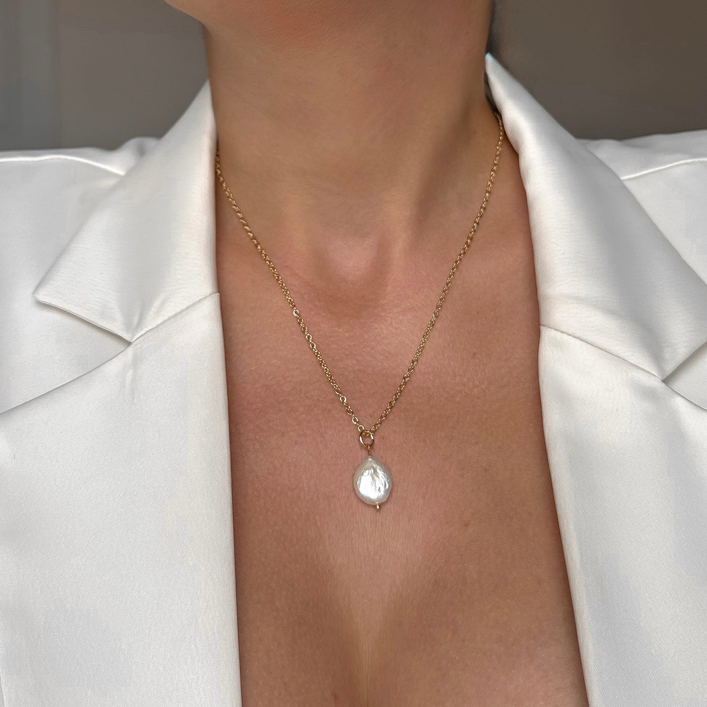 Chain necklace with baroque coin pearl pendant