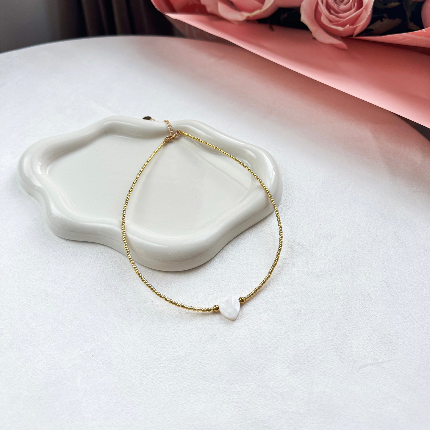 Mother-of-pearl heart  & seed beads choker (gold)