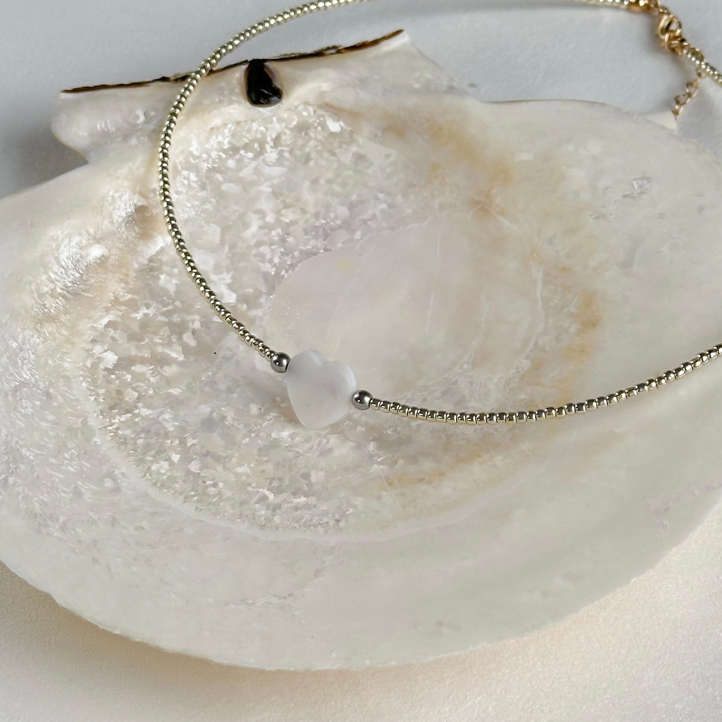Mother-of-pearl heart  & seed beads choker (silver)