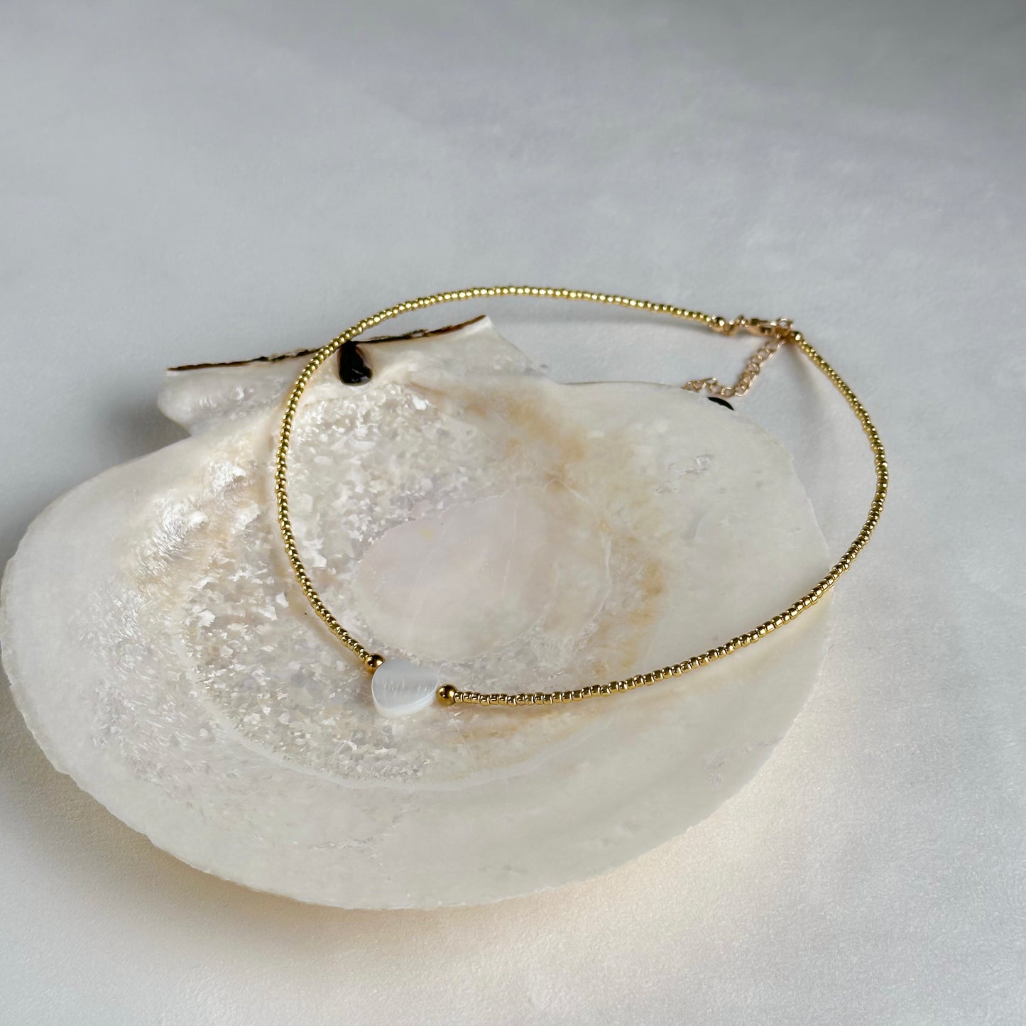 Mother-of-pearl heart  & seed beads choker (gold)