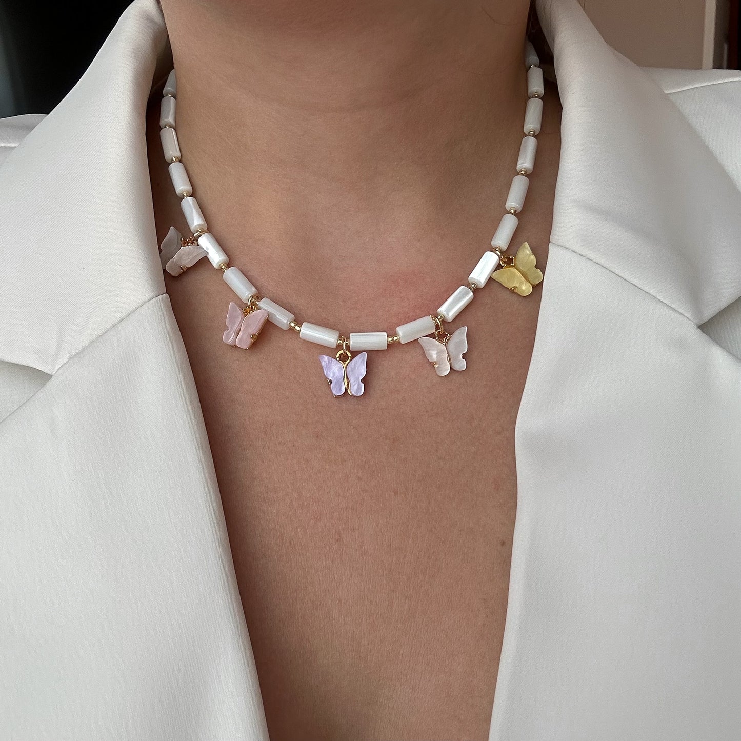 Mother-of-pearl beads choker with butterflies