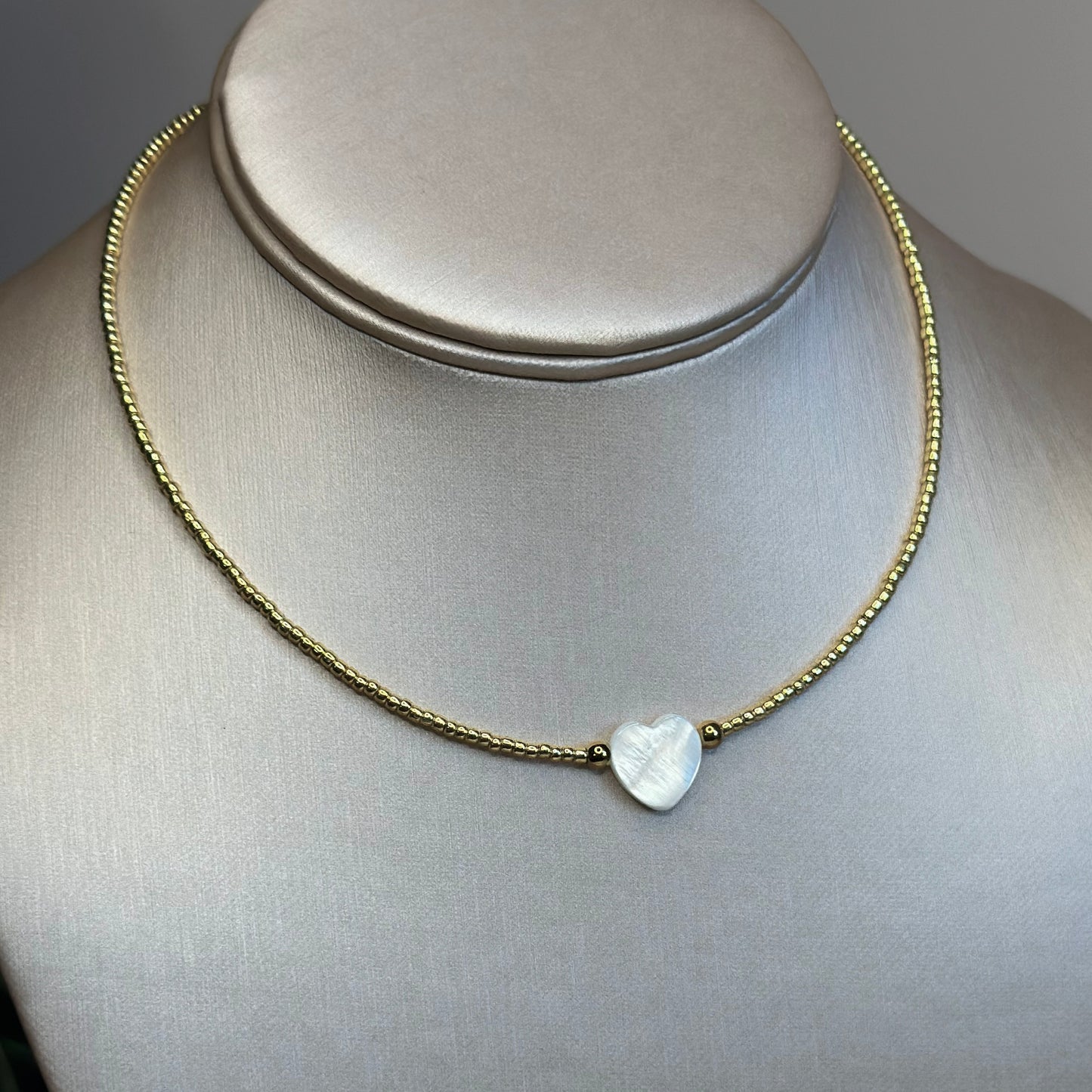 Mother-of-pearl heart  & seed beads choker (gold)