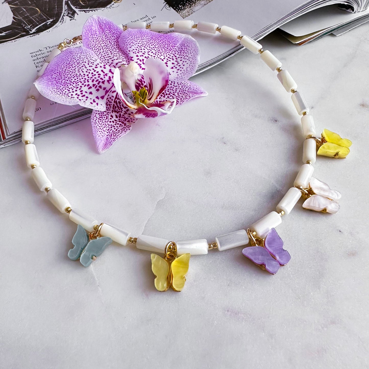 Mother-of-pearl beads choker with butterflies